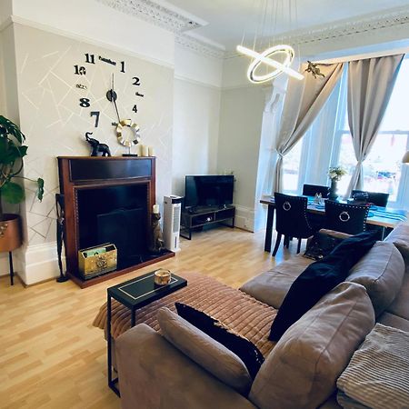 Ann Apartments Opposite The Pier With Sea View Портсмут Екстер'єр фото